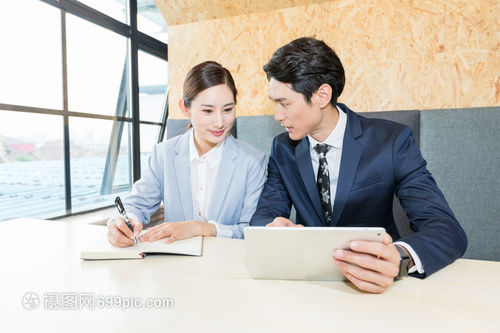 商务人士讨论工作探讨聊天